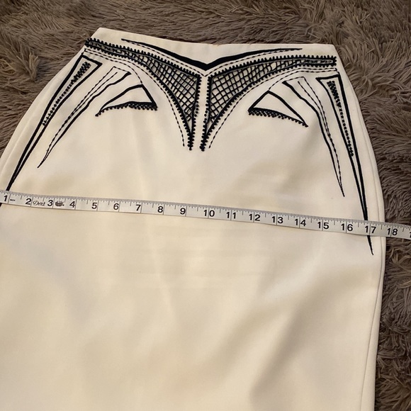 ivory with black beads - Picture 8 of 17